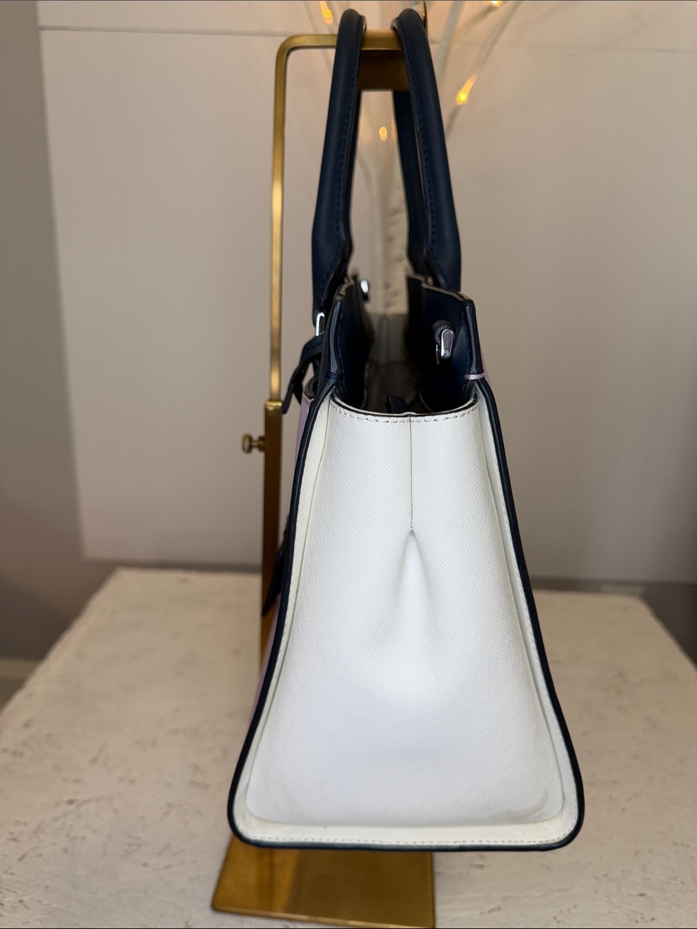 Kate Spade NWOT lavender leather/wht structure Crossbody w/Navy trim/ handles - Picture 3 of 11